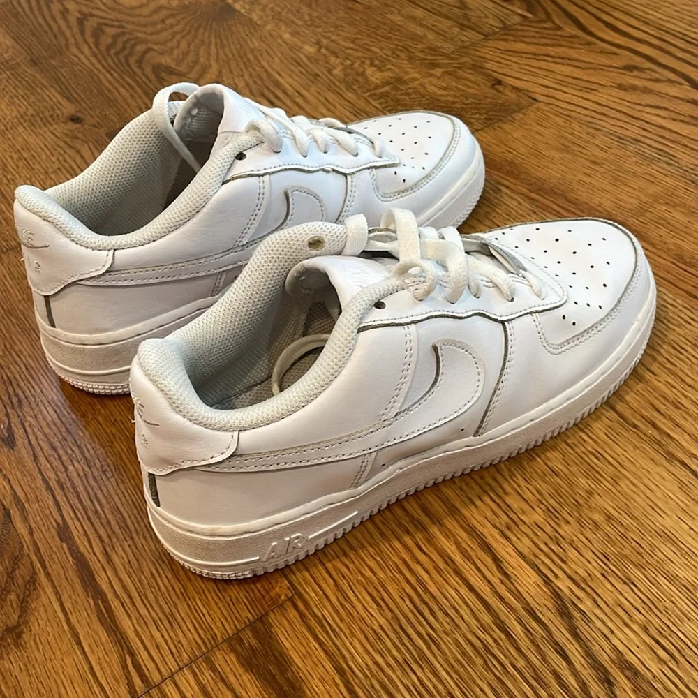Nike Air Force 1 LE Sneakers/Tennis Shoes. Size 6Y. Excellent Condition.